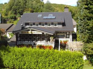 施马伦贝格Pension Haus Seidenweber的一座房子,带屋顶的餐厅