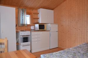 Käringsund Resort Camping的厨房或小厨房