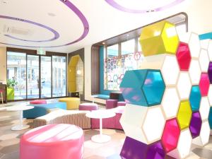 大阪东大阪国际派精选酒店的装饰着色彩缤纷的家具的大堂