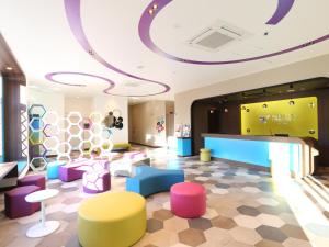 大阪东大阪国际派精选酒店的大房间设有色彩缤纷的家具和天花板
