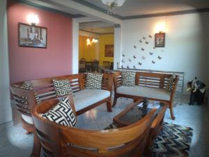 康提Jaya Tomodachi的一间带桌椅的客厅和一间餐厅