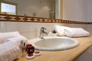 科拉托阿皮亚古道酒店的浴室的柜台设有水槽和镜子