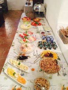 卡尔维纳德沃奥尔米骑马酒店的一张长桌,上面放着许多盘子的食物