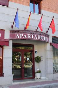 帕尔拉阿帕塔帕尔拉别墅酒店的大楼前方有旗帜的餐厅