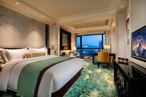 义乌璞丽文华酒店的一间卧室设有一张大床和一个大窗户