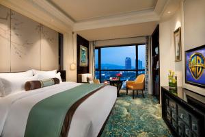 义乌璞丽文华酒店的酒店客房设有一张床和一个大窗户