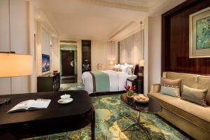 义乌璞丽文华酒店的酒店客房,配有床和沙发