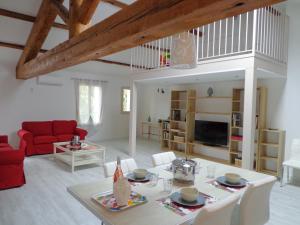 卡瓦永Domaine Les Rivales的客厅配有桌子和红色沙发