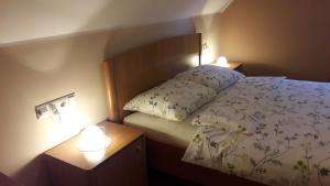Benedikt v Slovenskih GoricahTourist Farm Rajšp的一间卧室配有床和2个床头柜
