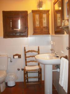 阿尔巴拉辛奥里亚旅馆的一间带水槽和卫生间的浴室