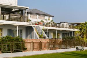 谢丽海滩St Michaels Sands Hotel & Time Share Resort的带阳台的房屋和庭院