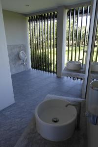 洛坤府B3酒店的浴室配有两个盥洗盆和浴缸。