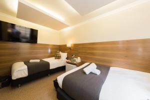伦敦切斯特酒店的酒店客房设有两张床和一台平面电视。