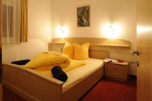卡普尔汉德公寓的一间卧室配有一张带黄色床单和枕头的床。