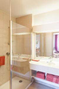 凯泽贝尔古城墙酒店的带淋浴、盥洗盆和浴缸的浴室