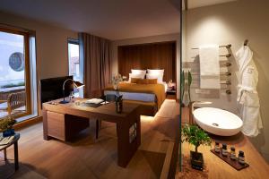 慕尼黑BEYOND by Geisel - Adults only的酒店客房设有一张床、一张书桌和一间浴室。
