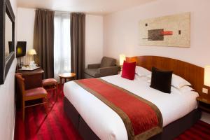 巴黎欧洲巴黎埃菲尔酒店的酒店客房带一张大床和一把椅子