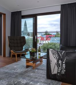 雷克雅未克ION City Hotel, Reykjavik, a Member of Design Hotels的一间享有城市美景的客厅