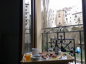 昆卡纳里贝拉德尔胡卡尔旅馆的一张桌子,上面放着一盘食物,还有一个窗口
