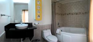 皮斯莫比奇皮斯莫海滩6号汽车旅馆 - 太平洋的浴室配有卫生间、盥洗盆和浴缸。