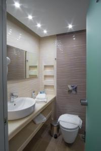 帕拉利亚维拉乔WhiteSands Beach Resort的一间带水槽和卫生间的浴室