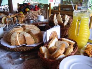 博尼图韦德别墅生态旅馆的一张桌子,上面有面包篮子和糕点篮子
