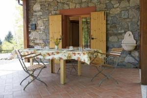 MiazzinaIl Rustico Piemontese的庭院里的桌椅