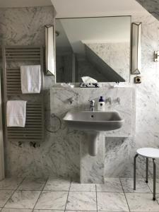 朗格奥Hotel De Insulåner的一间带水槽和镜子的浴室