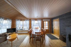 NuorgamArctic Aurora Borealis cottages的客厅配有桌椅和沙发