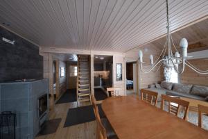 NuorgamArctic Aurora Borealis cottages的房屋的客厅和饭厅