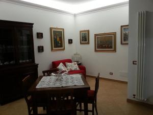 罗马CHEZ-ROBY的一间带桌子和红色沙发的用餐室