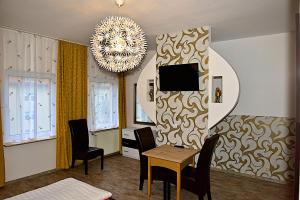 巴特洪堡市中漫步酒店的客厅配有桌椅和吊灯。