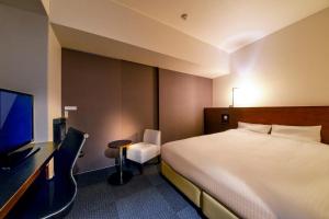 札幌JR酒店客房内的一张或多张床位
