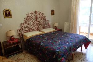 布林迪西Casa Commenda的一间卧室配有一张大床和红色床头板