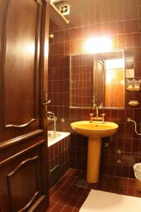 瓦列沃格兰德酒店的一间带水槽、卫生间和镜子的浴室