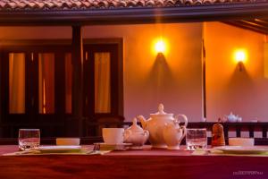 高尔Breeze Villa Unawatuna的茶壶和玻璃杯的桌子