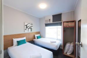 阿德莱德友情链接酒店的小型客房 - 带2张床和窗户