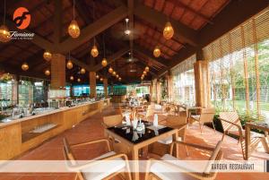 富国法米亚那绿色别墅的餐厅设有桌椅和窗户。