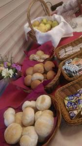 波兹南Nasz Klub - Pokoje Gościnne的一张桌子,上面有一篮子的面包和一篮子的苹果