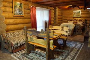 LisarnyaBilochka的小木屋客厅配有桌椅