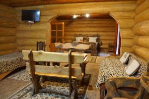 LisarnyaBilochka的小木屋设有一间卧室和电视