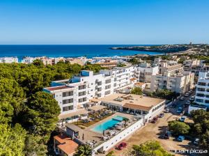 埃斯普霍斯Hotel Levante的享有带游泳池的度假村的空中景致