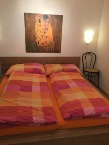 WilerHaus Melodie的一间卧室配有一张带彩色毯子的床