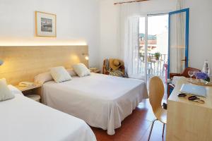 普拉加德阿罗贝尔里普斯酒店的酒店客房设有两张床和窗户。