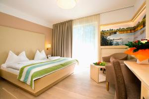 滨湖新锡德尔文德酒店的酒店客房设有床和窗户。