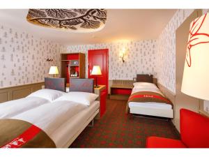 苏黎世瑞士之夜法斯宾德酒店的酒店客房配有两张床和一张书桌