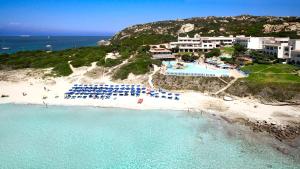 圣特雷莎加卢拉COLONNA GRAND HOTEL CAPO TESTA, a Colonna Luxury Beach Hotel, Santa Teresa Sardegna的享有海滩空中美景和度假胜地