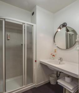 多索博诺家托巴多酒店的带淋浴、盥洗盆和镜子的浴室