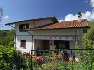 MarescaBelvilla by OYO Il Cerro的一间白色的小房子,有红色的屋顶