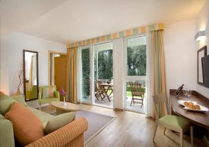 波雷奇Valamar Tamaris Resort的客厅配有沙发和桌子